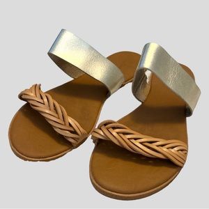 Universal Thread Sandal size 9